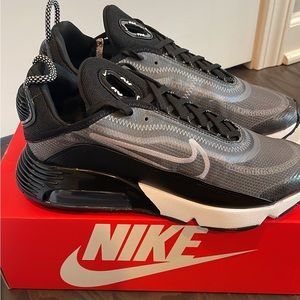 NIKE AIR MAX 2090 WOMENS RUNNING SHOES SIZE 9 BLACK WHITE NEW